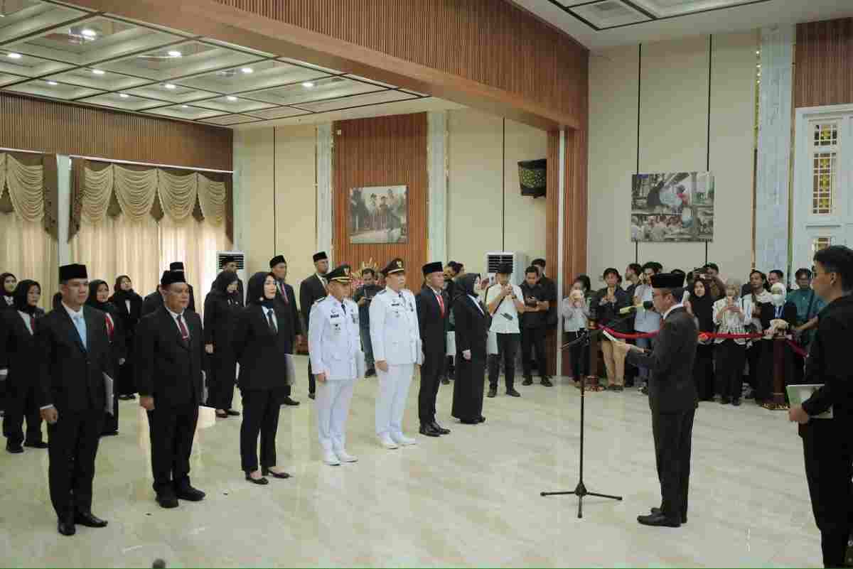Walikota Palembang, Ratu Dewa mengambil sumpah jabatan sejumlah pejabat baru di lingkungan Pemkot Palembang, Jumat (30/10/2026). Foto: Kominfo Palembang.