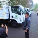 Gubernur Sumsel, Herman Deru menyerahkan sejumlah kendaraan opersional kepada Pemkot Palembang, guna operasional dampak karhujtla. Foto: Humas Pemprov Sumsel.