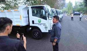 Gubernur Sumsel, Herman Deru menyerahkan sejumlah kendaraan opersional kepada Pemkot Palembang, guna operasional dampak karhujtla. Foto: Humas Pemprov Sumsel.