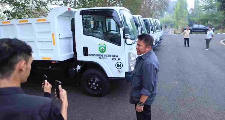 Gubernur Sumsel, Herman Deru menyerahkan sejumlah kendaraan opersional kepada Pemkot Palembang, guna operasional dampak karhujtla. Foto: Humas Pemprov Sumsel.