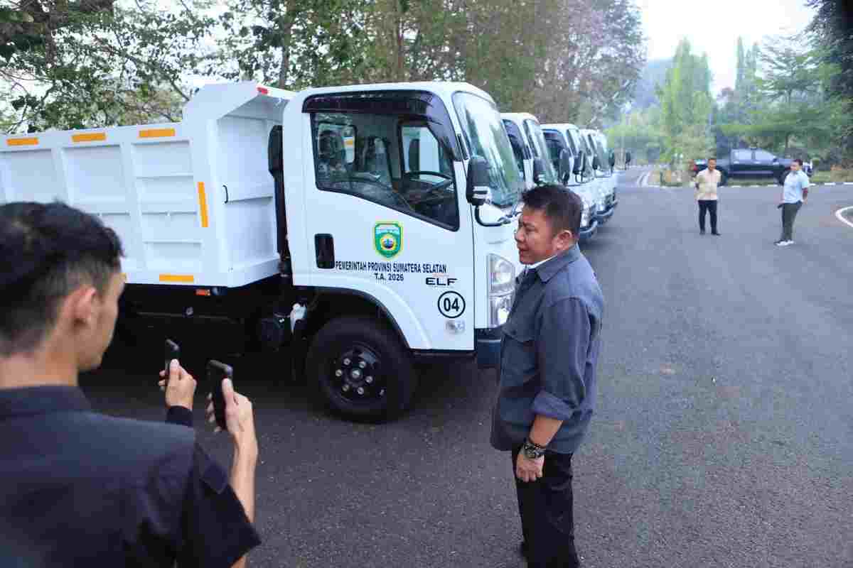 Gubernur Sumsel, Herman Deru menyerahkan sejumlah kendaraan opersional kepada Pemkot Palembang, guna operasional dampak karhujtla. Foto: Humas Pemprov Sumsel.