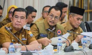 muba-40kb (3) Wakil Bupati Muba Abdur Rohman Husen mengikuti Rapat Terbatas bersama Presiden RI secara daring membahas Penanganan Karhutla di wilayah Sumsel, Senin (12/10/2026) di Griya Agung Palembang. Foto: Kominfo Muba.