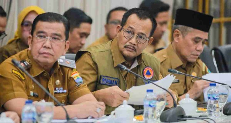 Wakil Bupati Muba Abdur Rohman Husen mengikuti Rapat Terbatas bersama Presiden RI secara daring membahas Penanganan Karhutla di wilayah Sumsel, Senin (12/10/2026) di Griya Agung Palembang. Foto: Kominfo Muba.