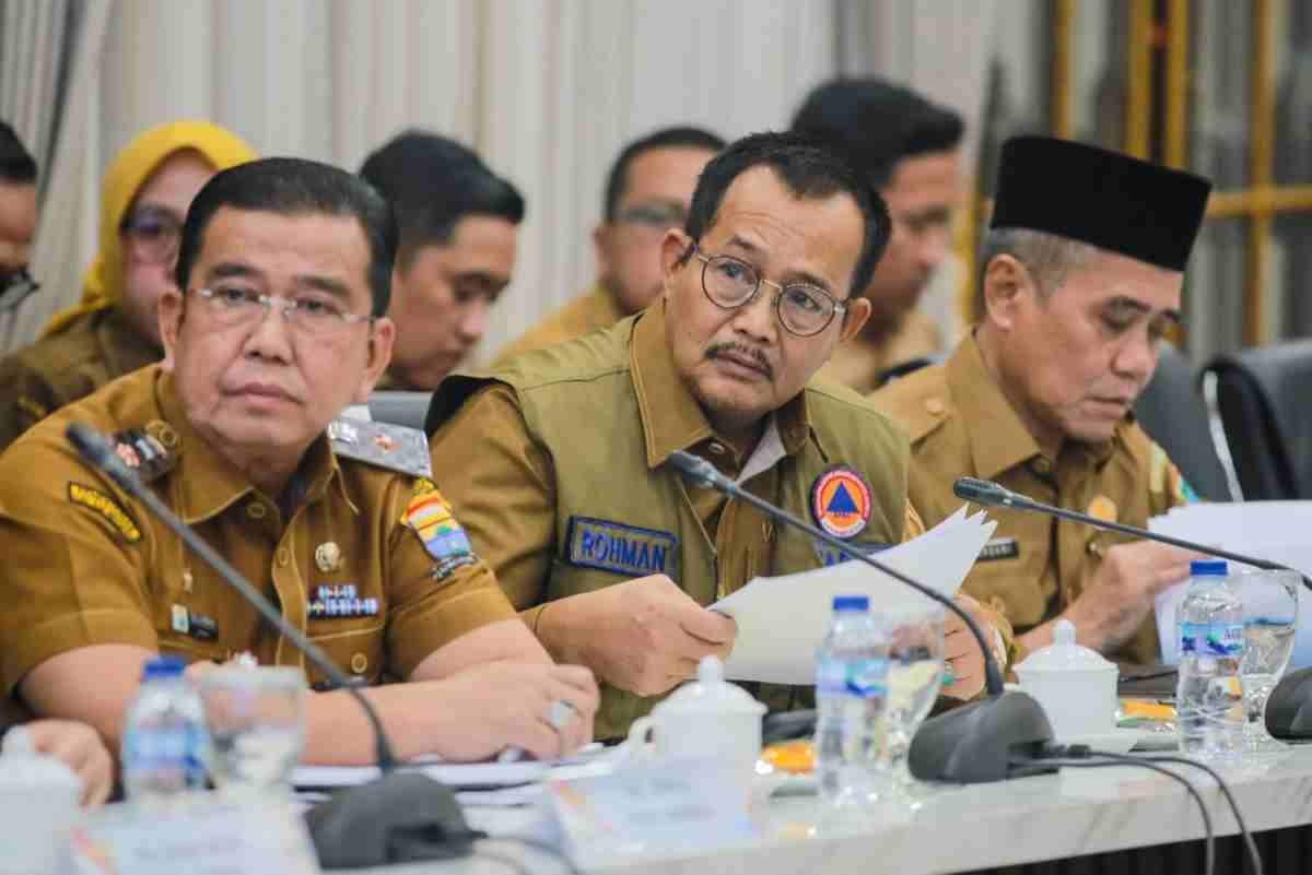 Wakil Bupati Muba Abdur Rohman Husen mengikuti Rapat Terbatas bersama Presiden RI secara daring membahas Penanganan Karhutla di wilayah Sumsel, Senin (12/10/2026) di Griya Agung Palembang. Foto: Kominfo Muba.