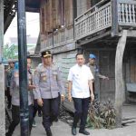 Wali Kota Palembang, Ratu Dewa saat meninjau Posko Bersinar di Jalan Faqih Usman, Lorong Jaya Laksana, Kelurahan 3-4 Ulu, Kecamatan Seberang Ulu I, bersama Kapolda Sumatera Selatan Irjen Pol Rony Samtana, Jumat (16/10/2026). Foto: Kominfo Palembang.