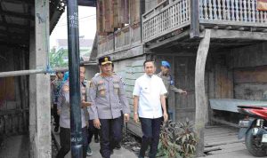 Wali Kota Palembang, Ratu Dewa saat meninjau Posko Bersinar di Jalan Faqih Usman, Lorong Jaya Laksana, Kelurahan 3-4 Ulu, Kecamatan Seberang Ulu I, bersama Kapolda Sumatera Selatan Irjen Pol Rony Samtana, Jumat (16/10/2026). Foto: Kominfo Palembang.
