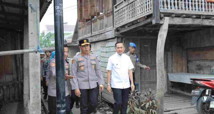 narkoba-40kb (1) Wali Kota Palembang, Ratu Dewa saat meninjau Posko Bersinar di Jalan Faqih Usman, Lorong Jaya Laksana, Kelurahan 3-4 Ulu, Kecamatan Seberang Ulu I, bersama Kapolda Sumatera Selatan Irjen Pol Rony Samtana, Jumat (16/10/2026). Foto: Kominfo Palembang.