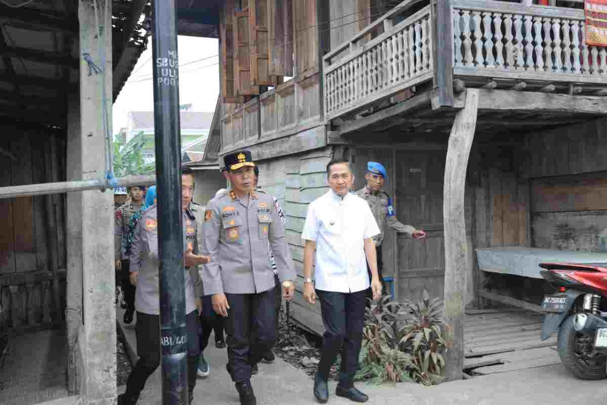 Wali Kota Palembang, Ratu Dewa saat meninjau Posko Bersinar di Jalan Faqih Usman, Lorong Jaya Laksana, Kelurahan 3-4 Ulu, Kecamatan Seberang Ulu I, bersama Kapolda Sumatera Selatan Irjen Pol Rony Samtana, Jumat (16/10/2026). Foto: Kominfo Palembang.