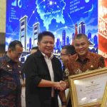 Sekda Palembang, Aprizal menerima penghargaan satu data Indonesia, sebagai terbaik kektiga se-Sumsel, Selasa (27/10/2026). Foto: Kominfo Palembang.