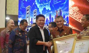 Sekda Palembang, Aprizal menerima penghargaan satu data Indonesia, sebagai terbaik kektiga se-Sumsel, Selasa (27/10/2026). Foto: Kominfo Palembang.
