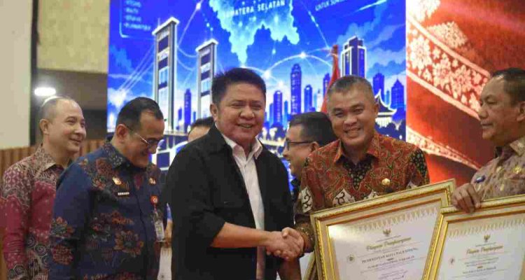 Sekda Palembang, Aprizal menerima penghargaan satu data Indonesia, sebagai terbaik kektiga se-Sumsel, Selasa (27/10/2026). Foto: Kominfo Palembang.