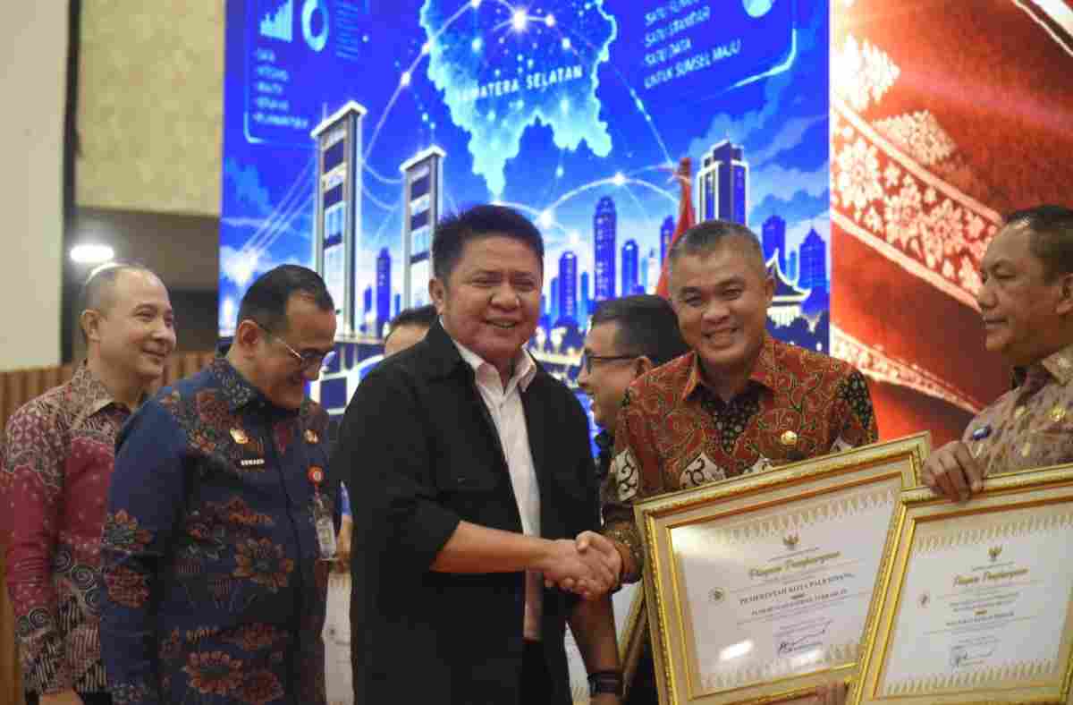 Sekda Palembang, Aprizal menerima penghargaan satu data Indonesia, sebagai terbaik kektiga se-Sumsel, Selasa (27/10/2026). Foto: Kominfo Palembang.
