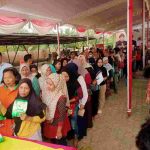 Warga yang antre untuk mendapatkan kebutuhan pokok dengan harga murah di halaman kantor Camat Keluang, Jumat (15/10/2026).Foto: Kominfo Muba.