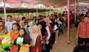 Warga yang antre untuk mendapatkan kebutuhan pokok dengan harga murah di halaman kantor Camat Keluang, Jumat (15/10/2026).Foto: Kominfo Muba.
