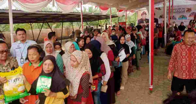 pasar-40kb Warga yang antre untuk mendapatkan kebutuhan pokok dengan harga murah di halaman kantor Camat Keluang, Jumat (15/10/2026).Foto: Kominfo Muba.