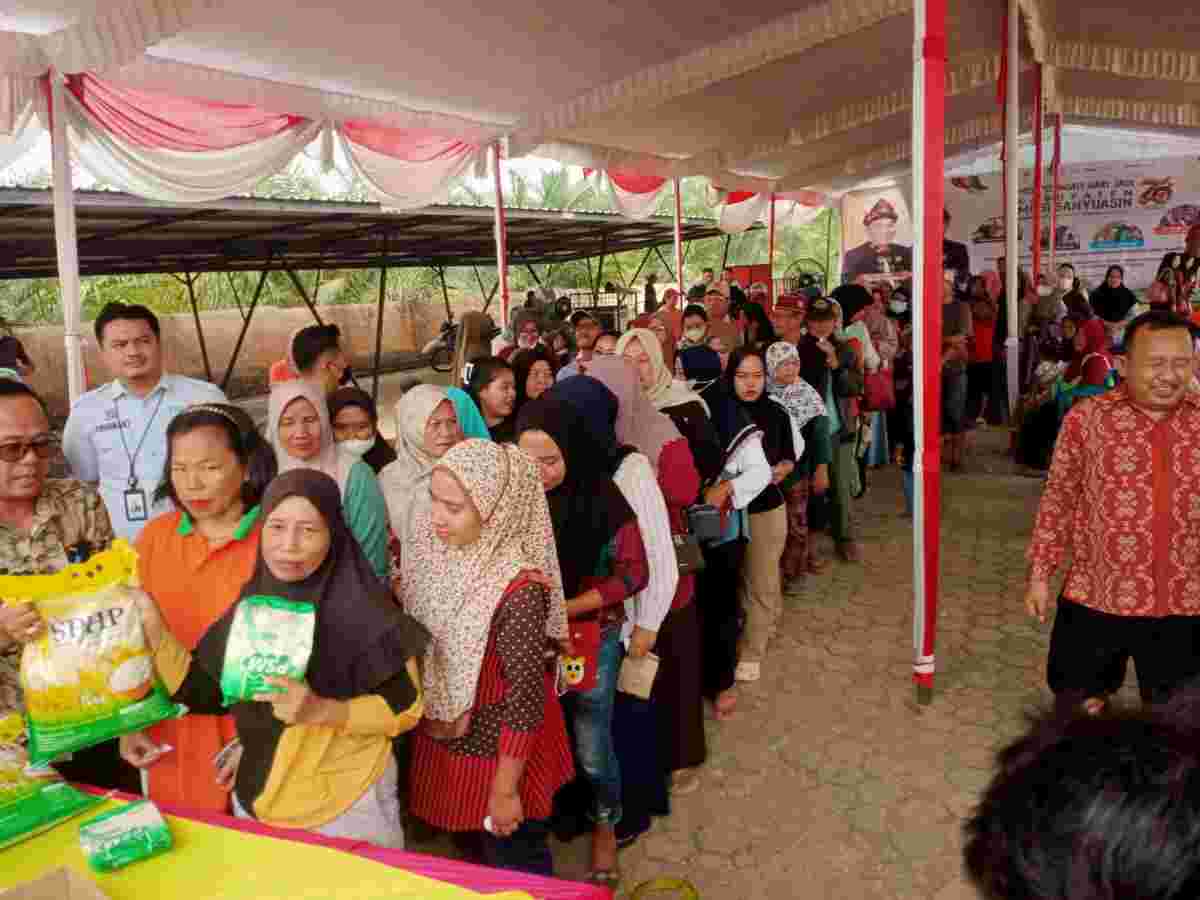 Warga yang antre untuk mendapatkan kebutuhan pokok dengan harga murah di halaman kantor Camat Keluang, Jumat (15/10/2026).Foto: Kominfo Muba.