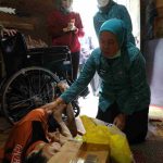 Ketua Tim Penggerak (TP) PKK Kota Palembang, Hj. Dewi Sastrani hadir langsung untuk menyerahkan bantuan kursi roda dan sembako pada warga 34 Ulu Palembang, Kamis (15/10/2026). Foto: Kominfo Palembang.