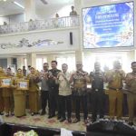 Wali Kota Palembang Ratu Dewa menyerahkan langsung Penghargaan Hasil Penilaian Evaluasi Kinerja Penyelenggaraan Pelayanan Publik (PEKPPP) Mandiri Tahun 2026 di ruang Parameswara, Sekretariat Daerah Kota Palembang, Selasa (20/10/2026). Foto: Kominfo Palembang.