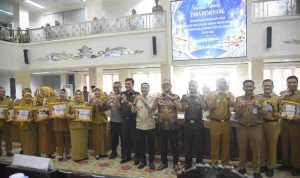 Wali Kota Palembang Ratu Dewa menyerahkan langsung Penghargaan Hasil Penilaian Evaluasi Kinerja Penyelenggaraan Pelayanan Publik (PEKPPP) Mandiri Tahun 2026 di ruang Parameswara, Sekretariat Daerah Kota Palembang, Selasa (20/10/2026). Foto: Kominfo Palembang.
