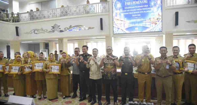 Wali Kota Palembang Ratu Dewa menyerahkan langsung Penghargaan Hasil Penilaian Evaluasi Kinerja Penyelenggaraan Pelayanan Publik (PEKPPP) Mandiri Tahun 2026 di ruang Parameswara, Sekretariat Daerah Kota Palembang, Selasa (20/10/2026). Foto: Kominfo Palembang.