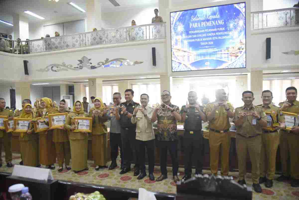 Wali Kota Palembang Ratu Dewa menyerahkan langsung Penghargaan Hasil Penilaian Evaluasi Kinerja Penyelenggaraan Pelayanan Publik (PEKPPP) Mandiri Tahun 2026 di ruang Parameswara, Sekretariat Daerah Kota Palembang, Selasa (20/10/2026). Foto: Kominfo Palembang.