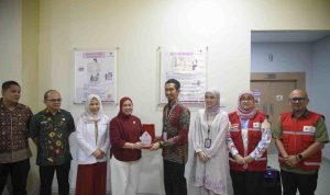 Palang Merah Indonesia (PMI) Kota Palembang menjalin kerja sama dengan Rumah Sakit Permata Palembang melalui penandatanganan nota kesepahaman (Memorandum of Understanding/MoU) yang dirangkaikan dengan kegiatan donor darah, Kamis (22/10/2026). Foto: Kominfo Palembang.