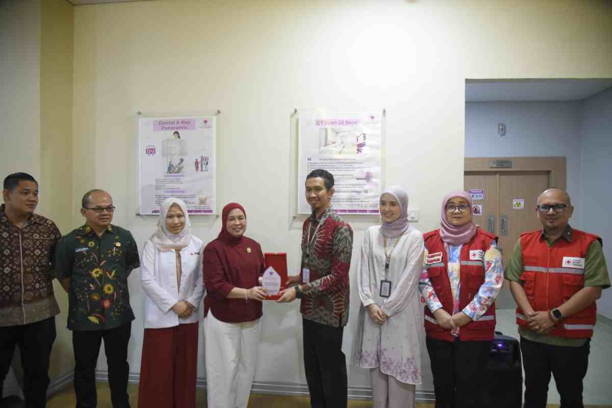 Palang Merah Indonesia (PMI) Kota Palembang menjalin kerja sama dengan Rumah Sakit Permata Palembang melalui penandatanganan nota kesepahaman (Memorandum of Understanding/MoU) yang dirangkaikan dengan kegiatan donor darah, Kamis (22/10/2026). Foto: Kominfo Palembang.