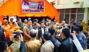 Gubernur Sumsel, Herman Deru saat meninjau salah satu poko Karhutla. Foto: Dok Humas Pemprov Sumsel.