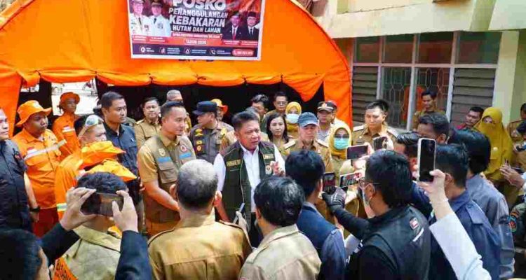 Gubernur Sumsel, Herman Deru saat meninjau salah satu poko Karhutla. Foto: Dok Humas Pemprov Sumsel.