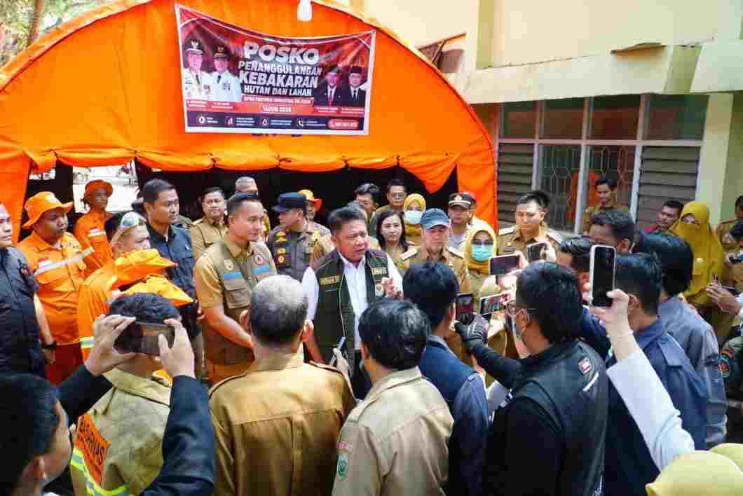 Gubernur Sumsel, Herman Deru saat meninjau salah satu poko Karhutla. Foto: Dok Humas Pemprov Sumsel.