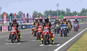 race-40kb Gelaran pamungkas Final Race kejuaraan balap motor bergengsi Sumatra Cup Prix (SCP) “PACAK” Tahun 2026 sukses menyedot perhatian ribuan pasang mata dan menjadi panggung hiburan otomotif megah bagi masyarakat, Minggu (11/10/2026). Foto: Kominfo Muba.