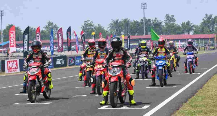 Gelaran pamungkas Final Race kejuaraan balap motor bergengsi Sumatra Cup Prix (SCP) “PACAK” Tahun 2026 sukses menyedot perhatian ribuan pasang mata dan menjadi panggung hiburan otomotif megah bagi masyarakat, Minggu (11/10/2026). Foto: Kominfo Muba.