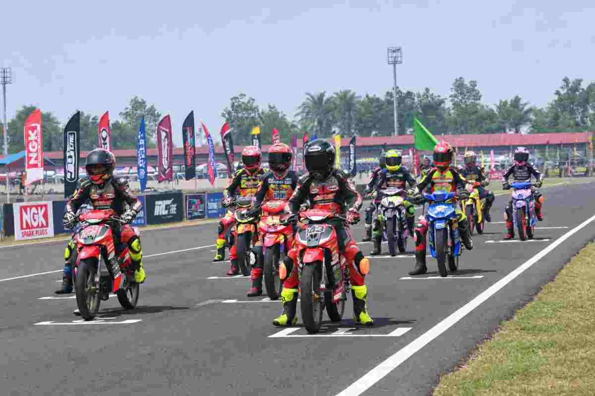 Gelaran pamungkas Final Race kejuaraan balap motor bergengsi Sumatra Cup Prix (SCP) “PACAK” Tahun 2026 sukses menyedot perhatian ribuan pasang mata dan menjadi panggung hiburan otomotif megah bagi masyarakat, Minggu (11/10/2026). Foto: Kominfo Muba.