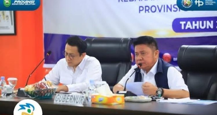 Gubernur Sumatera Selatan Dr. H. Herman Deru mendampingi Wakil Menteri Lingkungan Hidup RI Diaz Faisal Malik Hendropriyono, BSc memimpin pertemuan Koordinasi Kolaborasi Penanggulangan Kebakaran Lahan di Kantor BPBD Provinsi Sumatera Selatan, Rabu (7/10/2026) pagi. Foto: Humas Pemprov Sumsel.