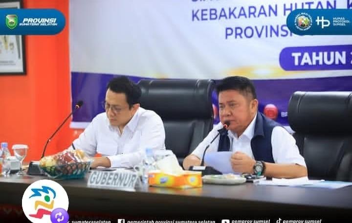 Gubernur Sumatera Selatan Dr. H. Herman Deru mendampingi Wakil Menteri Lingkungan Hidup RI Diaz Faisal Malik Hendropriyono, BSc memimpin pertemuan Koordinasi Kolaborasi Penanggulangan Kebakaran Lahan di Kantor BPBD Provinsi Sumatera Selatan, Rabu (7/10/2026) pagi. Foto: Humas Pemprov Sumsel.