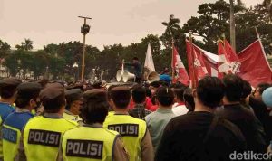 Suasana demo mahasiswa di Pemprov Sumsel. Foto: detik.com/chatnews.