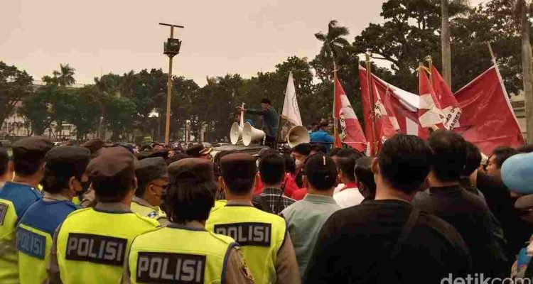 Suasana demo mahasiswa di Pemprov Sumsel. Foto: detik.com/chatnews.