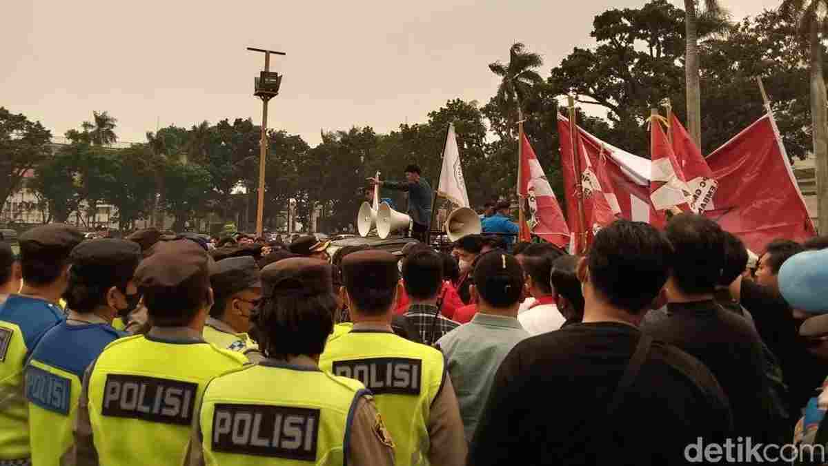 Suasana demo mahasiswa di Pemprov Sumsel. Foto: detik.com/chatnews.