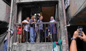 Dirjen Perumahan Perkotaan Kementerian PKP RI, Dr. Sri Haryati bersama Wali Kota Palembang Ratu Dewa turun langsung menyusuri lorong-lorong dan menelusuri beberapa blok Rumah Susun (Rusun) di Jalan Radial, Kecamatan Bukit Kecil, Minggu (25/10/2026) sore. Foto: Kominfo Palembang.