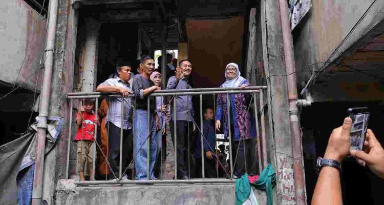 Dirjen Perumahan Perkotaan Kementerian PKP RI, Dr. Sri Haryati bersama Wali Kota Palembang Ratu Dewa turun langsung menyusuri lorong-lorong dan menelusuri beberapa blok Rumah Susun (Rusun) di Jalan Radial, Kecamatan Bukit Kecil, Minggu (25/10/2026) sore. Foto: Kominfo Palembang.