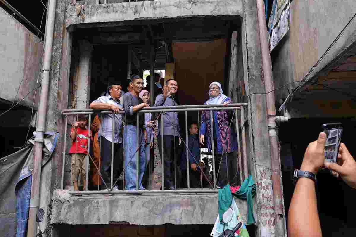 Dirjen Perumahan Perkotaan Kementerian PKP RI, Dr. Sri Haryati bersama Wali Kota Palembang Ratu Dewa turun langsung menyusuri lorong-lorong dan menelusuri beberapa blok Rumah Susun (Rusun) di Jalan Radial, Kecamatan Bukit Kecil, Minggu (25/10/2026) sore. Foto: Kominfo Palembang.