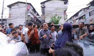 Dirjen Perumahan Perkotaan Kementerian PKP RI, Dr. Sri Haryati, bersama Wali Kota Palembang Ratu Dewa turun langsung menyusuri lorong-lorong dan menelusuri beberapa blok Rumah Susun (Rusun) di Jalan Radial, Kecamatan Bukit Kecil, Minggu (25/10/2026) sore. Foto: Kominfo Palembang.