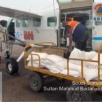 Tim Satgas Udara menaikkan garam ke pesawat PK-IKC PT Songo Aviasi Indonesia untuk melaksanakan sorti penyemaian garam pada awan di wilayah Kabupaten Ogan Komering Ilir (OKI), Selasa (6/10/2026). Foto: screenshot IG Pemprov Sumsel.