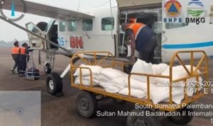 semai-40kb Tim Satgas Udara menaikkan garam ke pesawat PK-IKC PT Songo Aviasi Indonesia untuk melaksanakan sorti penyemaian garam pada awan di wilayah Kabupaten Ogan Komering Ilir (OKI), Selasa (6/10/2026). Foto: screenshot IG Pemprov Sumsel.