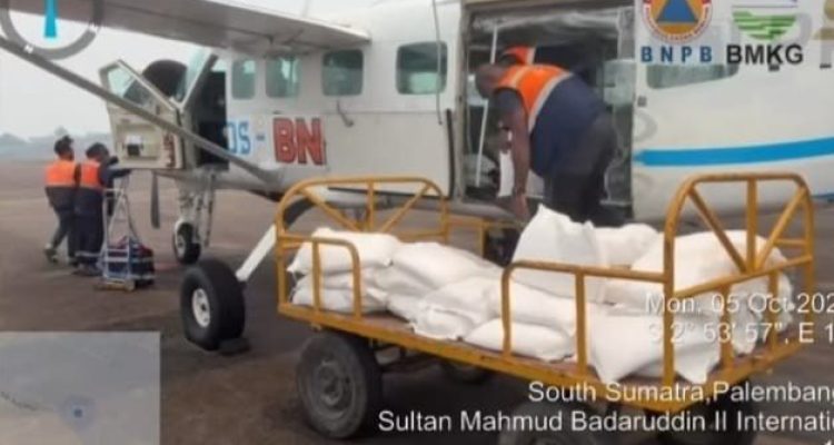 Tim Satgas Udara menaikkan garam ke pesawat PK-IKC PT Songo Aviasi Indonesia untuk melaksanakan sorti penyemaian garam pada awan di wilayah Kabupaten Ogan Komering Ilir (OKI), Selasa (6/10/2026). Foto: screenshot IG Pemprov Sumsel.