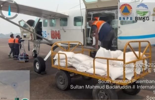 Tim Satgas Udara menaikkan garam ke pesawat PK-IKC PT Songo Aviasi Indonesia untuk melaksanakan sorti penyemaian garam pada awan di wilayah Kabupaten Ogan Komering Ilir (OKI), Selasa (6/10/2026). Foto: screenshot IG Pemprov Sumsel.