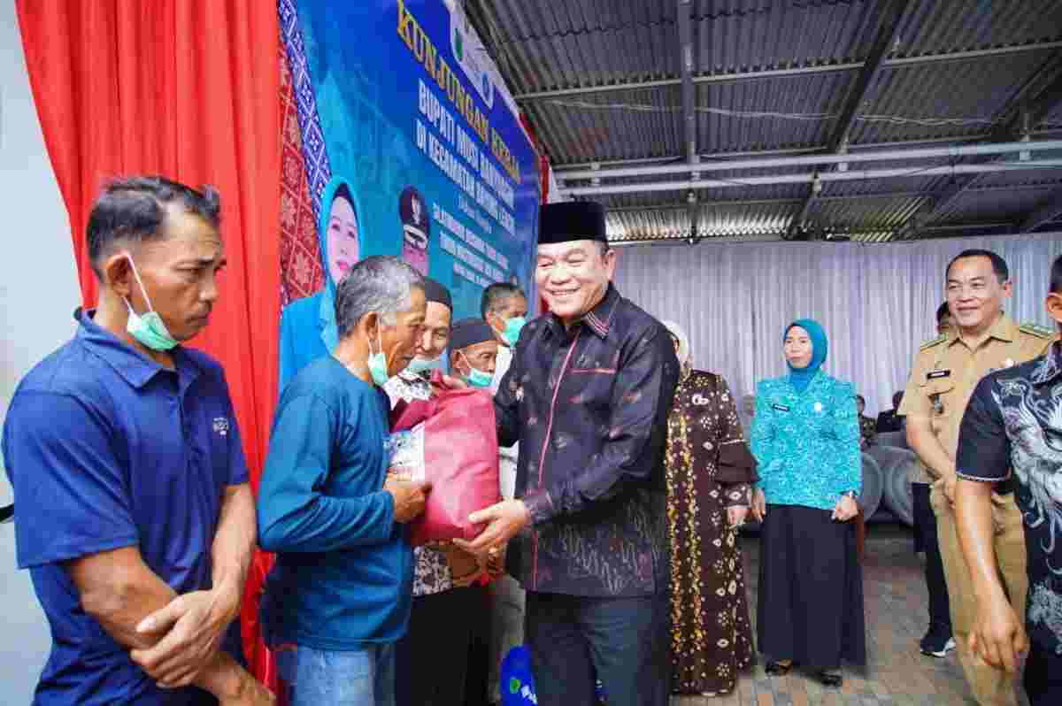 Bupati Musi Banyuasin HM Toha Tohet, SH didampingi Ketua TP PKK Muba Hj Patimah Toha mengunjungi Kecamatan Bayung Lencir, dalam rangka silaturahmi bersama tokoh agama, tokoh masyarakat, dan warga di Kelurahan Bayung Lencir Indah, Senin (19/10/2026). Foto: Kominfo Muba.