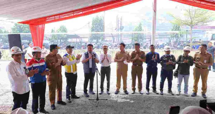Gubernur Sumsel, Herman Deru dan Walikolta Palembang, Ratu Dewa meresmikan proyek perluasan dan pendalaman kolam retensi simpang Polda, Palembang, Senin (5/10/2026). Foto: Komin fo Palembang.