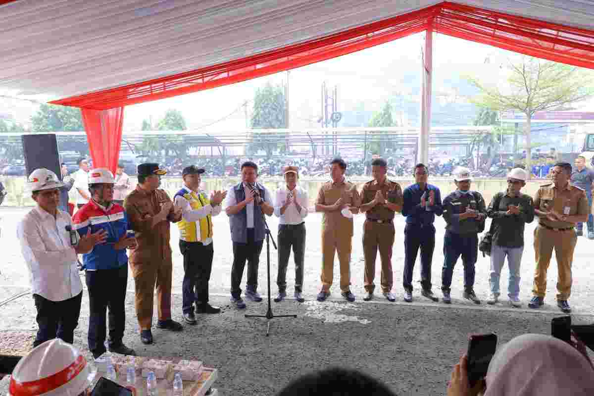 Gubernur Sumsel, Herman Deru dan Walikolta Palembang, Ratu Dewa meresmikan proyek perluasan dan pendalaman kolam retensi simpang Polda, Palembang, Senin (5/10/2026). Foto: Komin fo Palembang.
