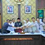 Gubernur Sumsel, Herman deru saat ikut zoom meting dengan Menteri Perumahan dan Kawasan Permukiman (PKP) Maruarar Sirait. Foto: Humas Pemprov Sumsel.